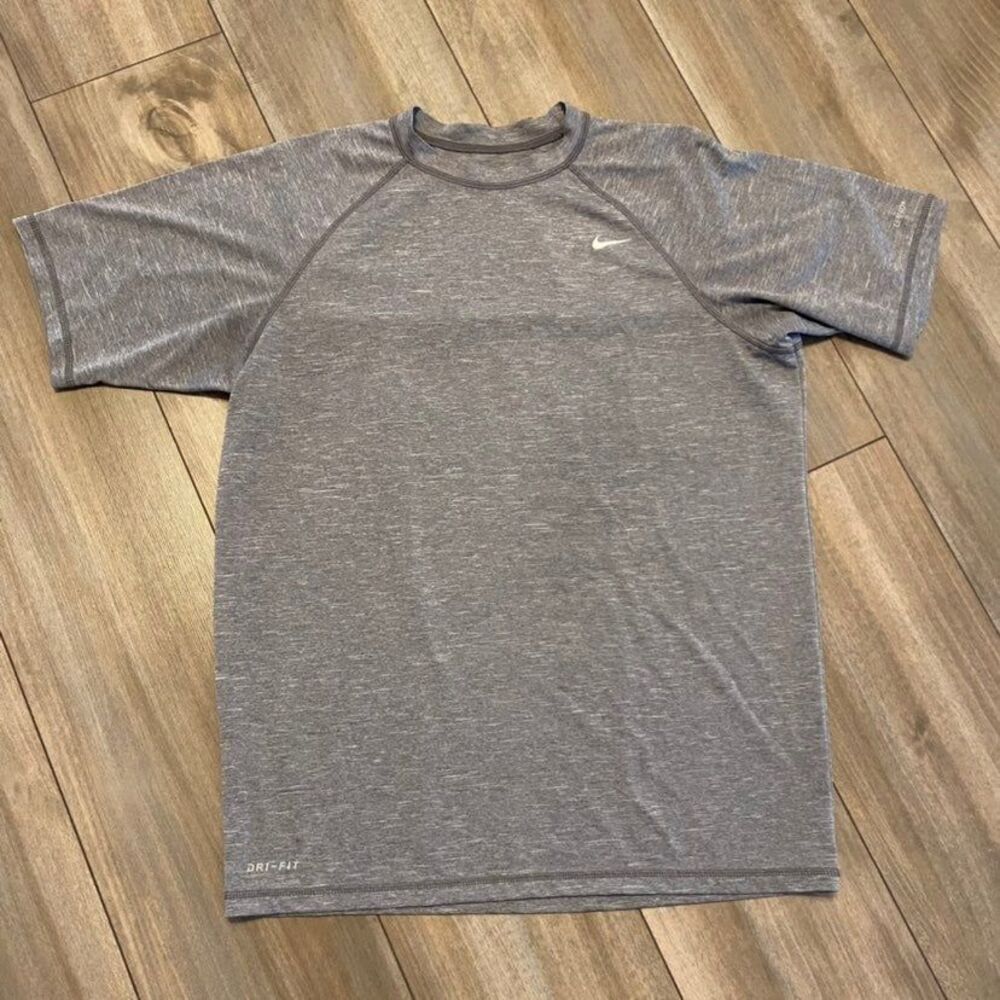 Nike Grey Athletic Workout Shirt Men Medium Bin‎ G-12